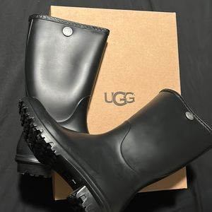 Ugg tall rain boots tall women’s size 10. Very good condition.